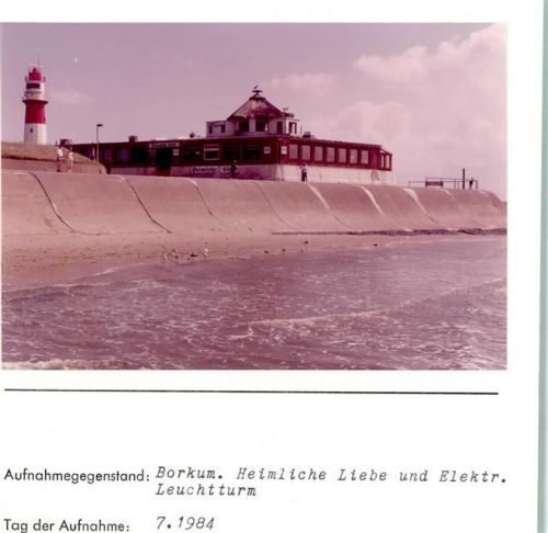 Borkum Heimliche Liebe und Elektrischer Leuchtturm Foto montiert auf Karton