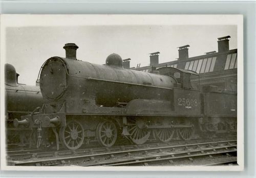 25608
