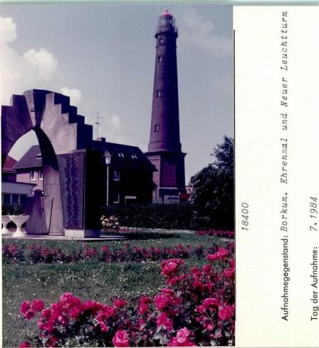 Borkum Ehrenmal und Neuer Leuchtturm Foto montiert auf Karton