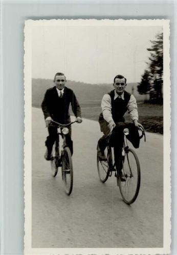 Zwei Männer auf Fahrrädern, ca 1938