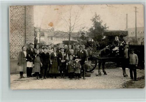 1924 Gruppenfoto einer Familie mit geschmückten Pferdewagen