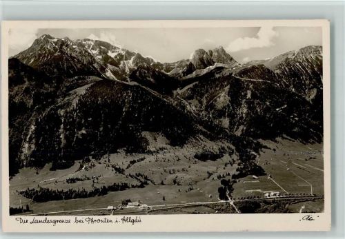 Pfronten Landesgrenze Blick vom Falkenstein zur Deutsch-Tiroler Grenze mit den beiden Zpllämtern Foto Ako