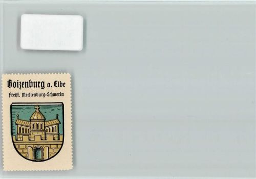 Boizenburg Wappen In Blau eine goldene Burg mit gezinnter Mauer und geöffneten Torflügeln; darüber ein Turm mit drei Fenstern und Kuppeldach, flankiert von Seitenflügeln mit je vier Fenstern und gegipfeltem Dach, beide Dächer mit einem Knopf besteckt