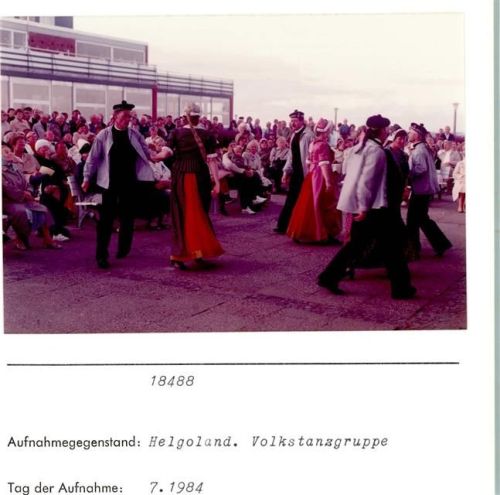 Helgoland Volkstanzgruppe Foto montiert auf Karton