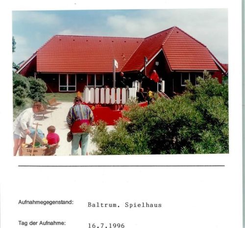 Baltrum Spielhaus Foto montiert auf Karton