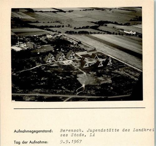 Berensch Fliegeraufnahme Jugendfreizeitstätte des Landkreises Stade Foto montiert auf Karton