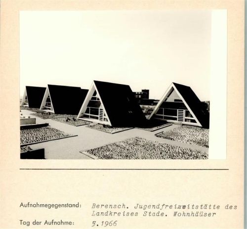 Berensch Jugendfreizeitstätte des Landkreises Stade Wohnhäuser Foto montiert auf Karton