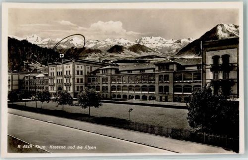 Thun Kaserne und die Alpen