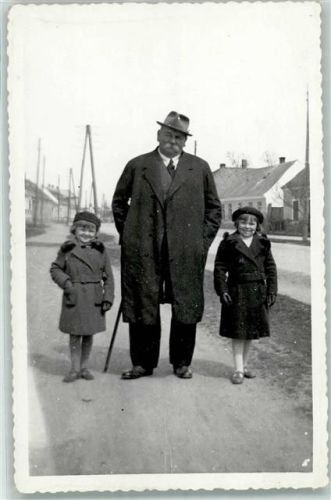 Mann mit zwei Liliputanerinnen 1937