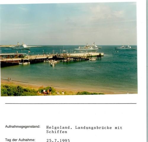 Helgoland Landungsbrücke mit Schiffen Foto montiert auf Karton