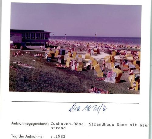 Cuxhaven Cuxhaven Döse Strandhaus mit Grünstrand Foto montiert auf Karton