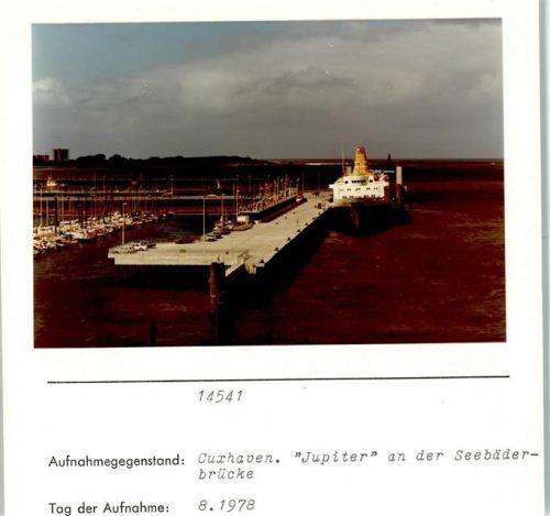 Cuxhaven Jupiter an der Seebäderbrücke Foto montiert auf Karton