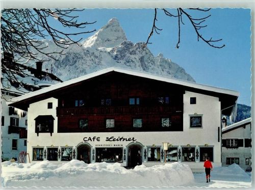 Ehrwald Cafe Leitner am Kirchplatz mit Sonnenspitze Winter