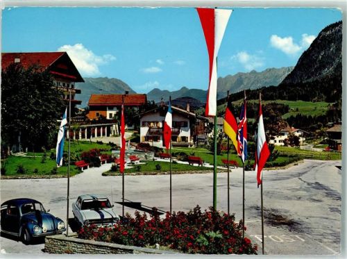 Hinterthiersee Blick auf Zahmen und Wilden Kaiser VW-Käfer Fahnen