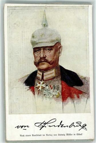 mit Pickelhaube und Orden