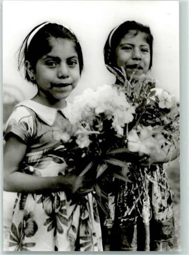 Indianermädchen aus der Franziskanermission Nuflo de Chavez Blumen