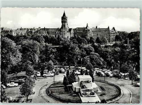 Luxembourg La Place de la Constitutionavec le Monument du Souvenir
