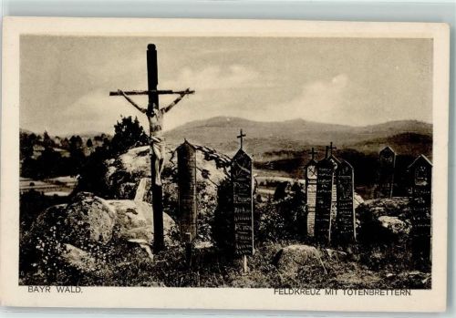 W8372 Zwiesel Feldkreuz mit Totenbrettern AK Flurkreuz / Marterl