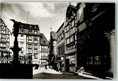 Bernkastel-Kues Marktplatz Brunnen Fachwerkhäuser