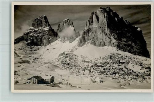 Dolomiten Dolomiten Rif. Passo Sella v. Gruppo Sassolungo Winter Häuser