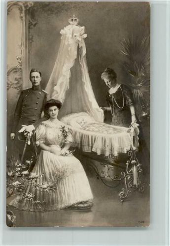 Nr. 1406 - Adel Preussen - Kronprinzenpaar mit Baby in der Wiege - Fotomontage
