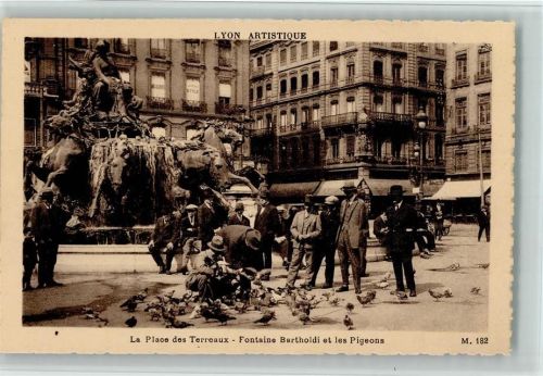 Lyon 1928 Fontaine Bartholdi et les Pigeons Place des Terreaux AK