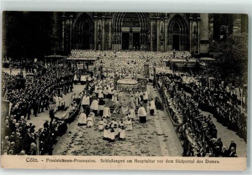 Köln Altstadt-Nord 103 Fronleichnam-Prozession Schlußsegen am Hauptaltar vor dem Südportal des Domes