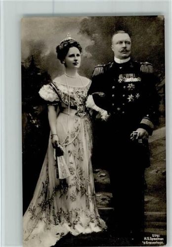 Königspaar, Fächer, Orden an der Uniform AK