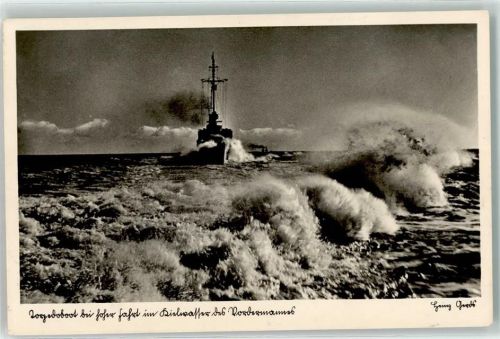 Torpedoboot bei hoher Fahrt im Kielwasser des Vordermanns