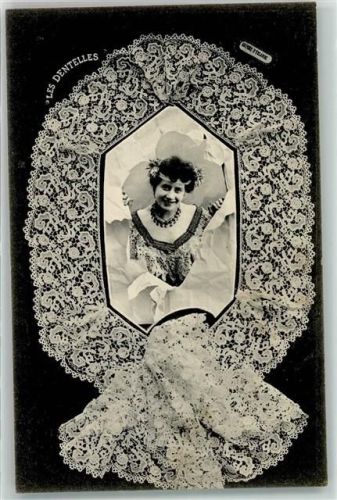 1900 Les Dentilles Frau schaut durch die Spitzendecke AK
