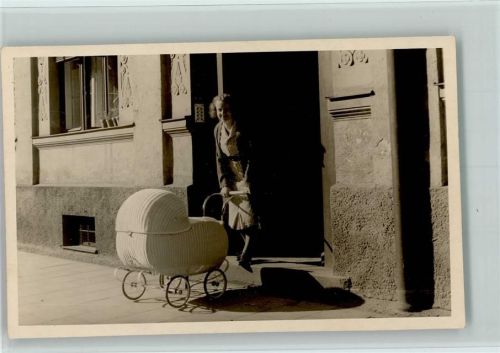 1950 Mutter und Kind mit einem Korbkinderwagen AK
