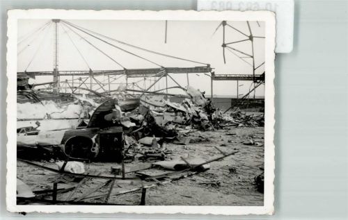 zerstörter Hangar ausgebranntes Flugzeug, Gebrauchspuren