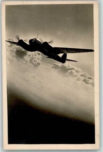 Deutscher Bomber Junkers Ju 88 über den Wolken