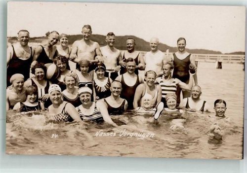 Babe Gruppenaufnahme von Badegästen Bademode Ort lt. Fotograf Butze