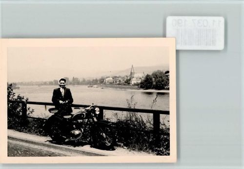 Privatfoto zivil - Frau mit einem Motorrad