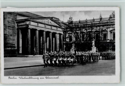 Berlin Mitte Wachablösung am Ehrenmal