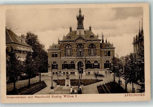 Apeldoorn Gemeentehuis met Standbeeld Koning Willem I.