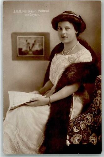 1916 Prinzessin Wiltrud mit einer Pelzstola