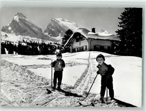 Alt St. Johann Wintersportgebiet Obertoggenburg Alp Sellamatt mit Churfirsten Zustoll Brisi Frümsel Kinder auf Skiern
