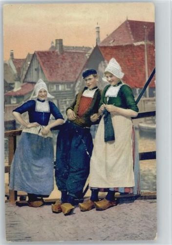 1911 Junge Leute in Trachten mit Holzschuhe aus Volendam und Strickzeug Serie 116 Nr. 2375 AK