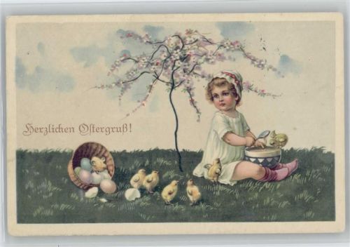 1924 Korb mit Ostereier, Kleines Kind mit einem Löffel und Brei, die Küken sind neugierig