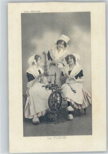 Trachten, Holzschuhe , Spinnrad