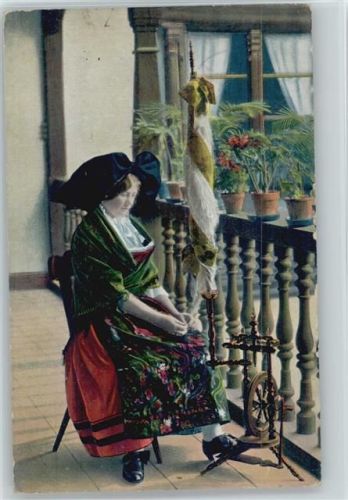 1914 Elsass Trachten - Frau auf dem Balkon sitzt am Spinnrad