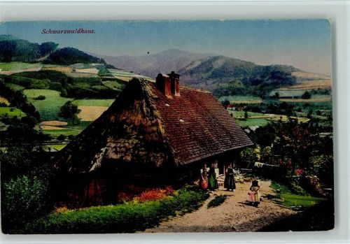 Schwarzwald Idylle - Familie vor dem Haus