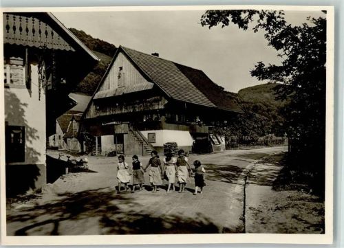 GMT Verlag 425 B 229 OC Bauernhaus , Kinder auf der Dorfstrasse Foto AK