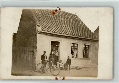 Dangelsdorf 1911 Wohnhaus, Familie mit Hund, Fahrrad