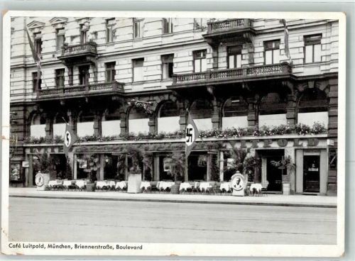 München 1942 Fahnen geschmücktes Cafe Luitpold an der Briennerstraße