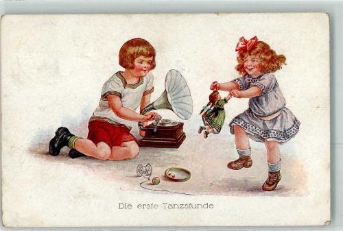 1919 Die erste Tanzstunde Kinder lassen die Puppe tanzen