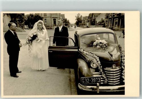 Singen Hochzeitspaar Hochzeitslimousine Blumenschmuck Ort lt. Fotograf