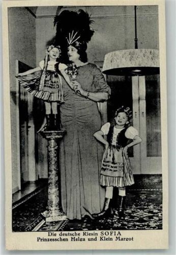 Deutsche Riesin Sofia und kleinste Prinzesschen Helga